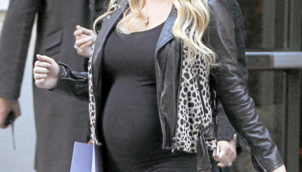 Pregnant actress/singer Jessica Simpson leaves her hotel in Soho, New York, NY on October 25, 2011.Photo by Charles Guerin/ABACAUSA.COM Code: 4108 COPYRIGHT STELLA PICTURES