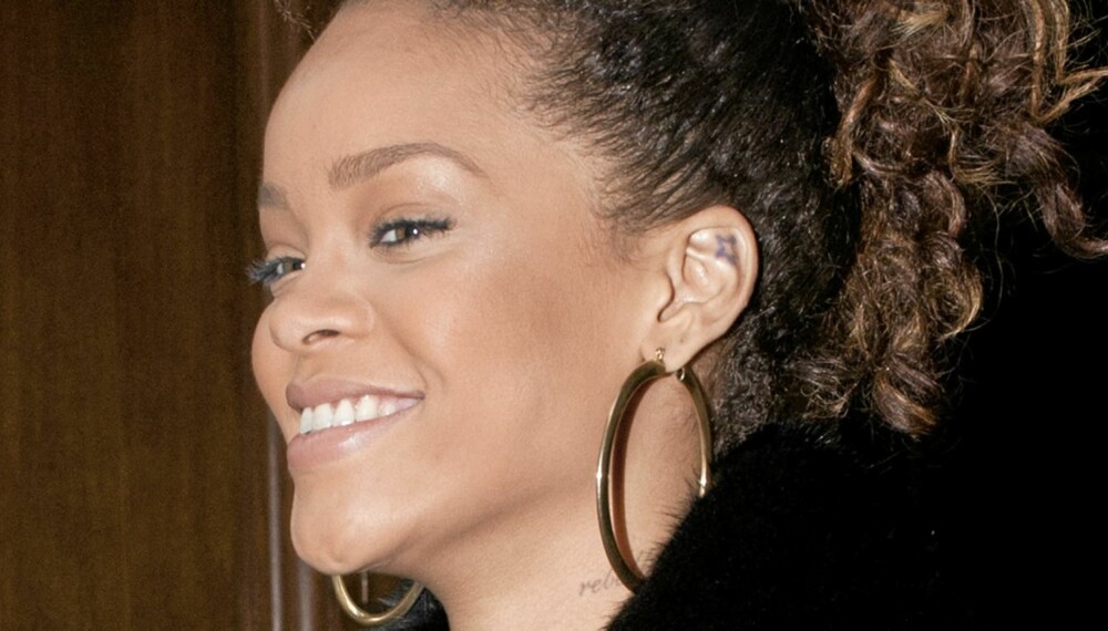 BRUN OG BLID: Rihanna smilte over hele fjeset da hun forlot hotellet...