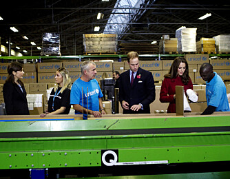Prins William og Kate besøkte Unicefs lager, hvor det produseres nødhjelpspakker til tørkerammede Øst-Afrika.