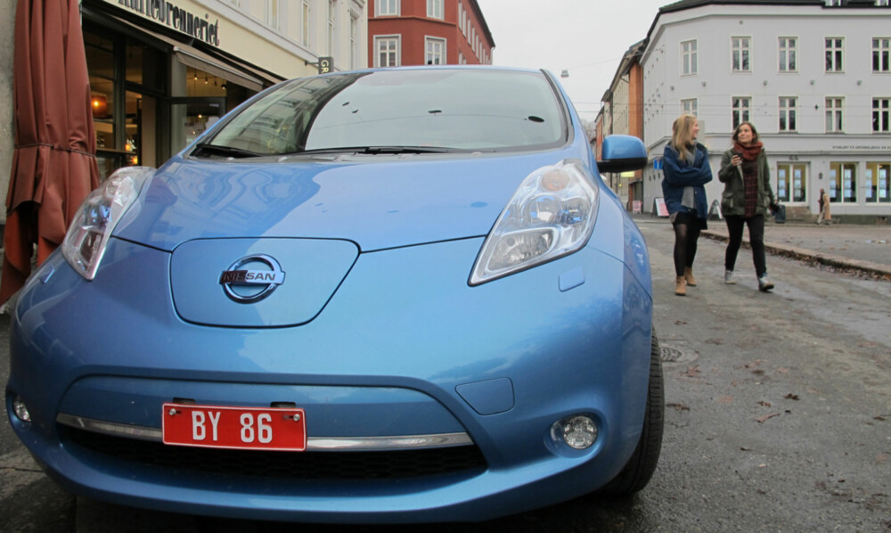 LØV-LI: Nissan Leaf er elbilen som ser ut som en helt vanlig bil. (Foto: Martin Jansen)