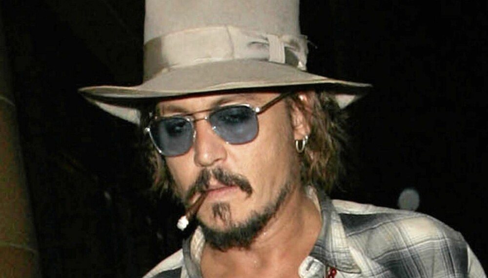 SKORSTEINS-JOHNNY: Stundom gnistrer hans øyne stygt - helst når pakka er tom. Johnny Depp er nikotinslave på sin hals.