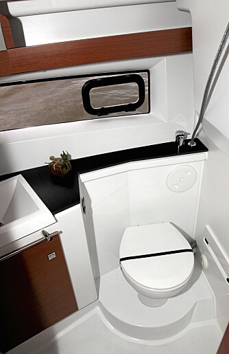 GREIT: I styrbord side er så toilettrommet plassert og her er grei nok plass med dusjmuligheter.