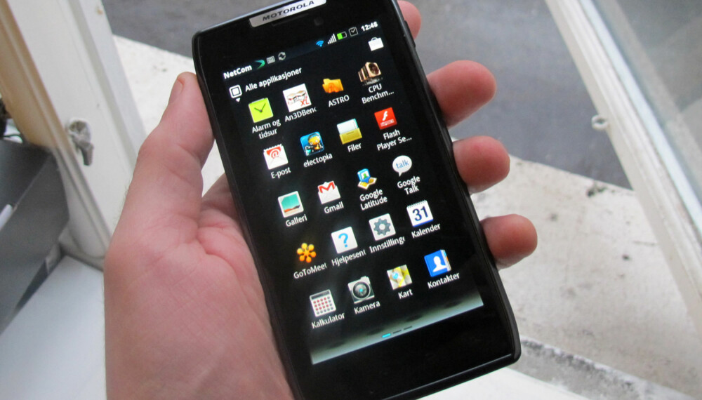 UTFORDRER: Motorola X910 Razr kan måle seg med Samsung Galaxy S II.