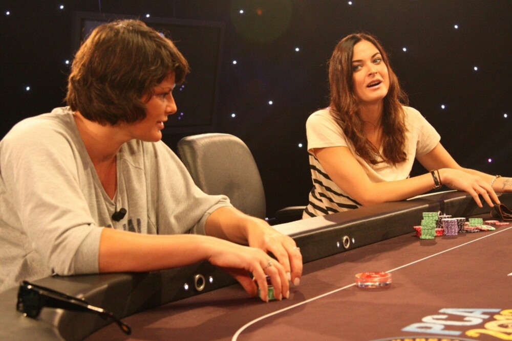 SMARTE DAMER: Kjersti Grini (t.v) er en ringrev i poker, men klarer hun å overliste Charlotte Thorstvedt?
