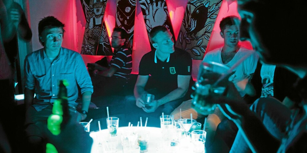 Francis Pony er et studentsted med drinker, fulle dansker og høy musikk. Francis Pony er et studentsted med drinker, fulle dansker og høy musikk.