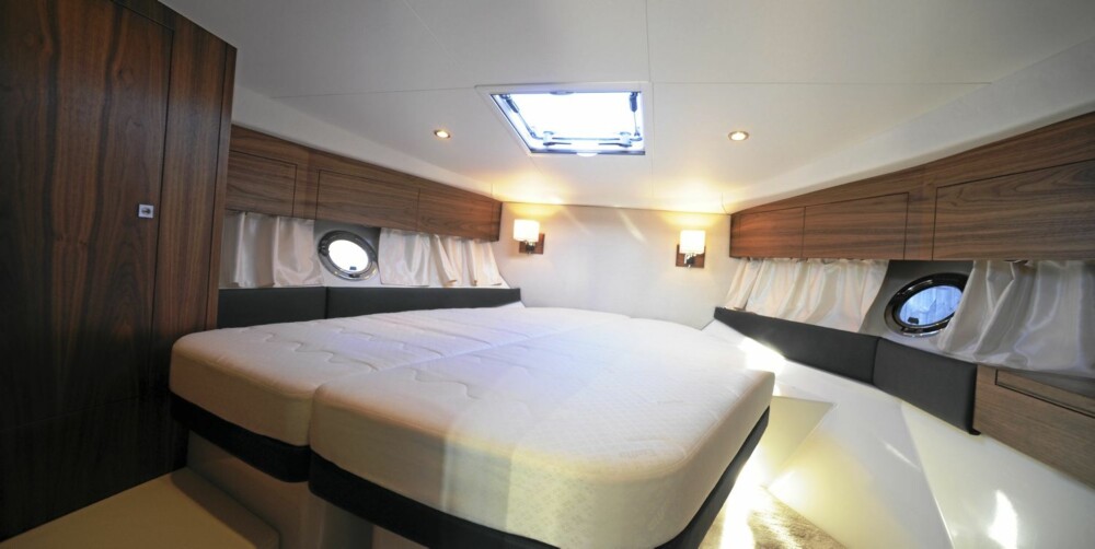 TO STORE: I stedet for å kline inn tre kabiner, har man valgt to store sovekabiner.