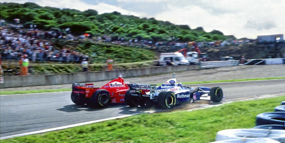 KRASJER IGJEN: Også i 1997-sesongens siste løp forsøkte Schumacher seg på et tjuvtriks for å vinne. Den gangen gikk det imidlertid ikke like bra.