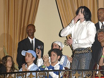 Michael Jackson og Omer Bhatti (i blå cap) var gode venner. Det har i flere omganger blitt spekulert i om Omer var popkongens sønn. Michael Jackson og Omer Bhatti (i blå cap) var gode venner. Det har i flere omganger blitt spekulert i om Omer var popkongens sønn.