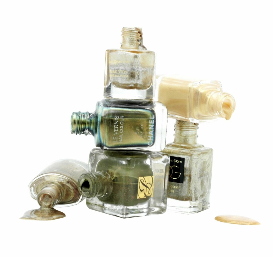 NEGLELAKKER I GULL: 1. LOreal, nr. 739, kr 102. 2. Max Factor, 01 Ivory, kr 69. 3. Chanel, 531 Peridot, kr 220. 4. Estée Lauder, 26 Metallic Sage, kr 215. 5. Dior, 221 Ordvin, kr 215. 6.Organic Glam, Gold, kr 155.
