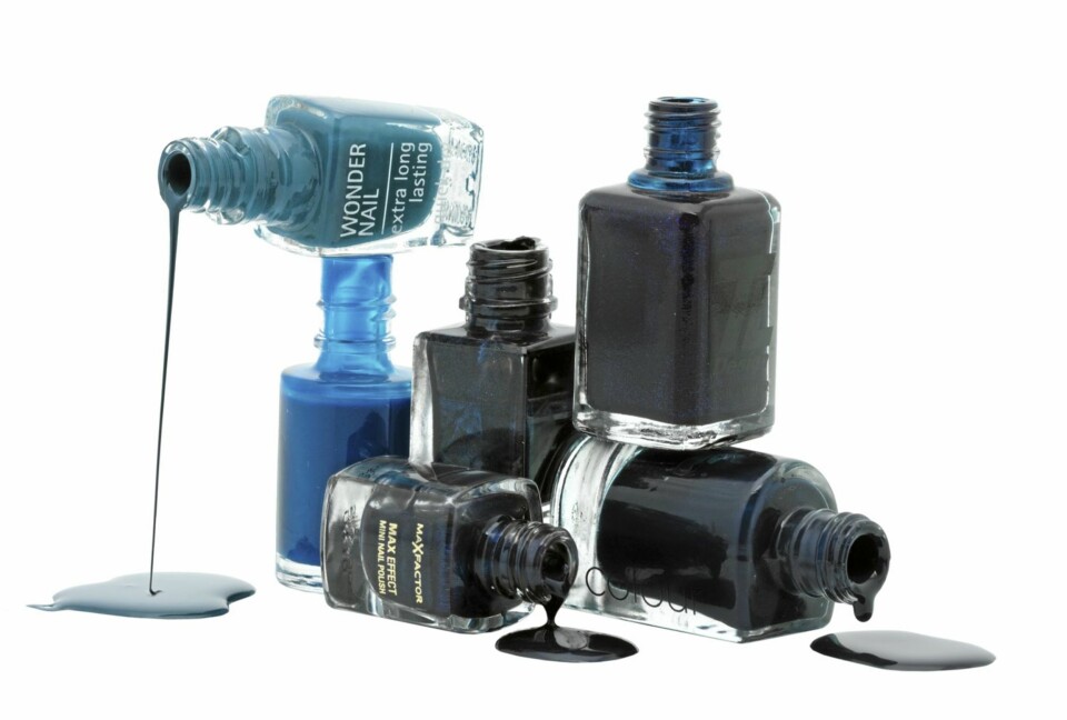 NEGLELAKKER I BLÅTT:1. Isadora, 721 Moroccan Blue, kr 89. 2. MNY Maybelline, nr. 659, kr 49. 3. Max Factor, 18 Cloudy Blue, kr 69. 4. YSL, nr. 127, kr 255. 5. TL Design, 298 Phantom Of The Opera, kr 149. 6. CND, Midnight Sapphire Colour, kr 159.