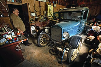Peter Solhjell er begeistret for gamle ting, og i garasjen har han en T-Ford fra 1926 som han hevder snart skal rulle på veien igjen. Peter Solhjell er begeistret for gamle ting, og i garasjen har han en T-Ford fra 1926 som han hevder snart skal rulle på veien igjen.