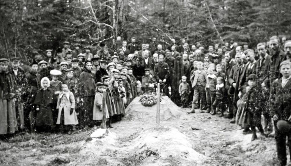 Sykdommer og harde kår krevde sine liv av de norske nybyggerne. Her blir pastor Saugstad lagt i jorden. Han var den første lederen for de norske nybyggerne. Bildet er fra 1897 og er tatt av Simon Bangen.