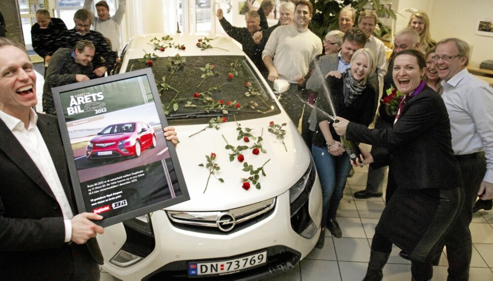 JUBEL: De ansatte hos Opel Norge var alt annet enn sure over å ha "Årets Bil 2012"  i porteføljen. Foto: Øistein Norum Monsen, Dagbladet