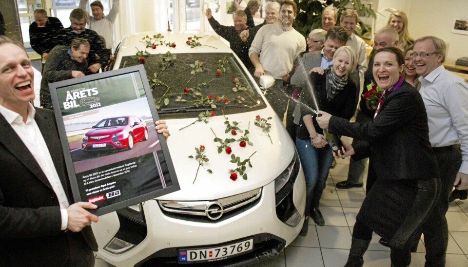 JUBEL: De ansatte hos Opel Norge var alt annet enn sure over å ha 'Årets Bil 2012' i porteføljen. Foto: Øistein Norum Monsen, Dagbladet