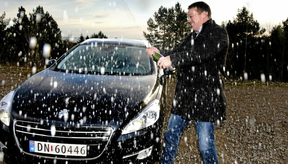 VINNER: PR- og informasjonssjef Stian Gihle spruter champagne utover lesernes favoritt, Peugeot 508. Først blir Peugeot 508 kåret til Årets Firmabil. Og nå har leserne gjort den til sitt førstevalg blant de 24 kandidatene til Årets Bil 2012-tittelen, i regi av Dagbladet og Vi Menn Bil Top Gear. FOTO: Øistein Norum Monsen VINNER: PR- og informasjonssjef Stian Gihle spruter champagne utover lesernes favoritt, Peugeot 508. Først blir Peugeot 508 kåret til Årets Firmabil. Og nå har leserne gjort den til sitt førstevalg blant de 24 kandidatene til Årets Bil 2012-tittelen, i regi av Dagbladet og Vi Menn Bil Top Gear. FOTO: Øistein Norum Monsen