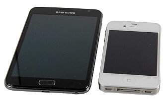 STOR: Sammen med iPhone 4S ser man hvor stor Samsung Galaxy Note er. STOR: Sammen med iPhone 4S ser man hvor stor Samsung Galaxy Note er.