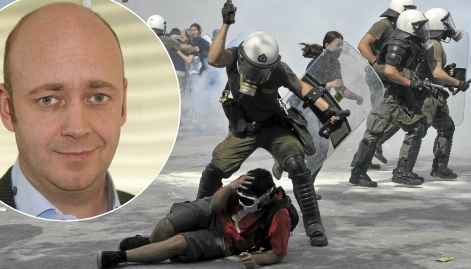 TØFFE TAK: Mange demonstrasjoner i Hellas har utartet, men det er først og fremst de økonomiske problemene som rammer den jevne greker som bekymrer Nikis. Foto: