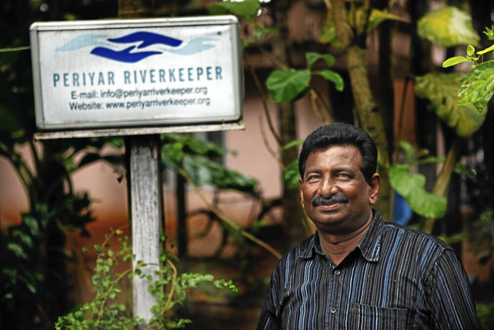 VJ Jose, som har jobbet for Greenpeace en årrekke, ble forsøkt drept i 2008 på vei hjem etter en demonstrasjon i New Delhi. VJ Jose, som har jobbet for Greenpeace en årrekke, ble forsøkt drept i 2008 på vei hjem etter en demonstrasjon i New Delhi.