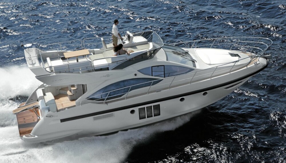 FLY: Den nye flybridgebåten Azimut 45 skal by på den mest komfortable ¿toppetasjen¿ i klassen. FLY: Den nye flybridgebåten Azimut 45 skal by på den mest komfortable ¿toppetasjen¿ i klassen.