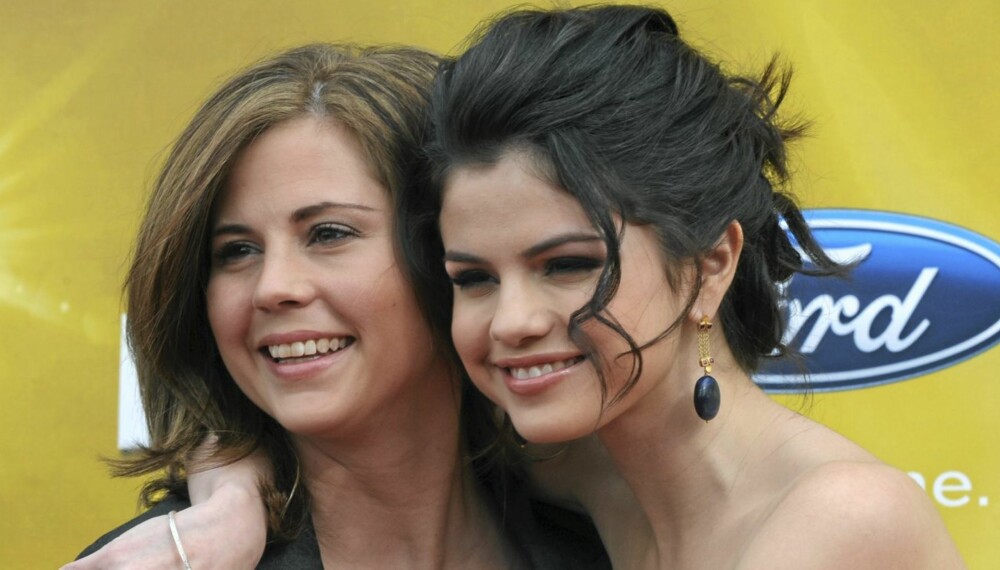 TRØSTER: Selena Gomez dro sporenstreks hjem til mamma Mandy Cornett da fikk vite at moren hadde spontanabortert.