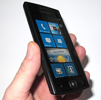 HENDIG: Omnia W er en kompakt og hendig telefon med lav vekt.