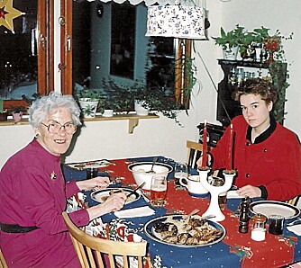 Tante Signe og jeg under julemiddagen i 1988 (Foto: Ingebjørg Øygarden).