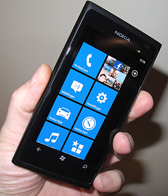 METRO UI: Lumia 800 har Windows Phone 7, og dermed det såkalte Metro UI-menysystemet som du finner på andre Windows-mobiler. METRO UI: Lumia 800 har Windows Phone 7, og dermed det såkalte Metro UI-menysystemet som du finner på andre Windows-mobiler.