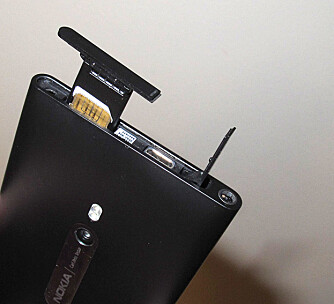 MIKRO-SIM: Lumia 800 bruker mikro-SIM. Dette sitter i toppen, hvor du også finner luken for USB-tilkobling. MIKRO-SIM: Lumia 800 bruker mikro-SIM. Dette sitter i toppen, hvor du også finner luken for USB-tilkobling.