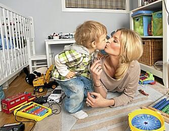 SMASK: Leon gir mamma et lite kyss på munnen. Barnerommet ­vitner om at junior ikke mangler hverken store eller små leker.