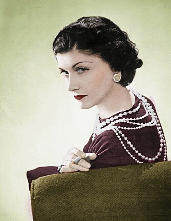 DAMEN BAK KJOLEN: Coco Chanel revolusjonerte måten kvinner kledde seg på da hun i 1926 introduserte «den lille sorte.» DAMEN BAK KJOLEN: Coco Chanel revolusjonerte måten kvinner kledde seg på da hun i 1926 introduserte «den lille sorte.»