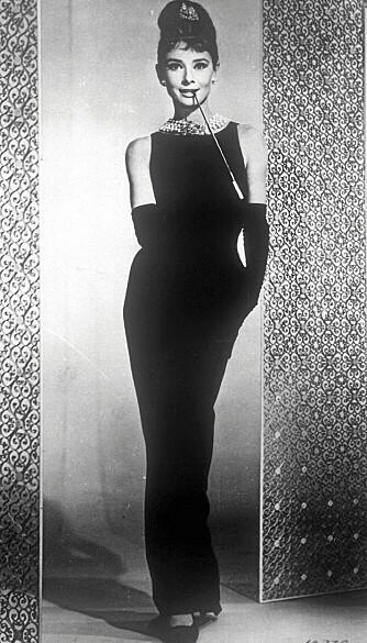 LEGENDARISK KJOLE: Audrey Hepburn sin legendariske Givenchy-kjole i filmen Breakfast at Tiffany's satte standarden for hvordan kvinner kledde seg på 60-tallet. LEGENDARISK KJOLE: Audrey Hepburn sin legendariske Givenchy-kjole i filmen Breakfast at Tiffany's satte standarden for hvordan kvinner kledde seg på 60-tallet.