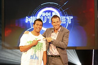 ALLSIDIG: Siden debuten i TV 2 Sporten, har Carsten ledet en rekke forskjellige programmer, blant annet gameshowet «Vinn på minuttet». Her med deltageren Marlon Malabanan.