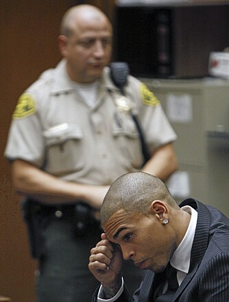 Chris Brown slapp etter forholdene billig unna mishandlingen av kjæresten. Han fikke en betinget dom, samfunnstjeneste og har i tillegg gjenomgått et sinnemestringskurs.