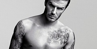 KASTER KLÆRNE: David Beckham viser «full pakke» i sin nye reklamekampanje.