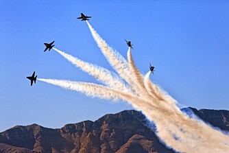 Med røyk i halen fyker fem av The Blue Angel`s- F/A-18 jagerfly over El Pasos knallblå ørkenhimmel. Med en gjennomsnittsalder på 26 år, er det utrolig imponerende hva de unge pilotene klarer å få vridd ut av sine muskelmaskiner.