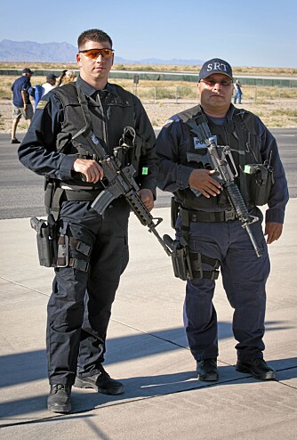 To av de mange væpnede sikkerhetsvaktene. Når så mange mennesker samles på en plass, tar amerikanerne sikkerheten på alvor.