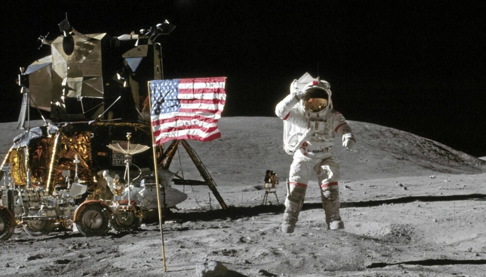 Astronaut John Young hopper på Månen. Litt senere snublet han i en strømkabel og kortsluttet utstyret.