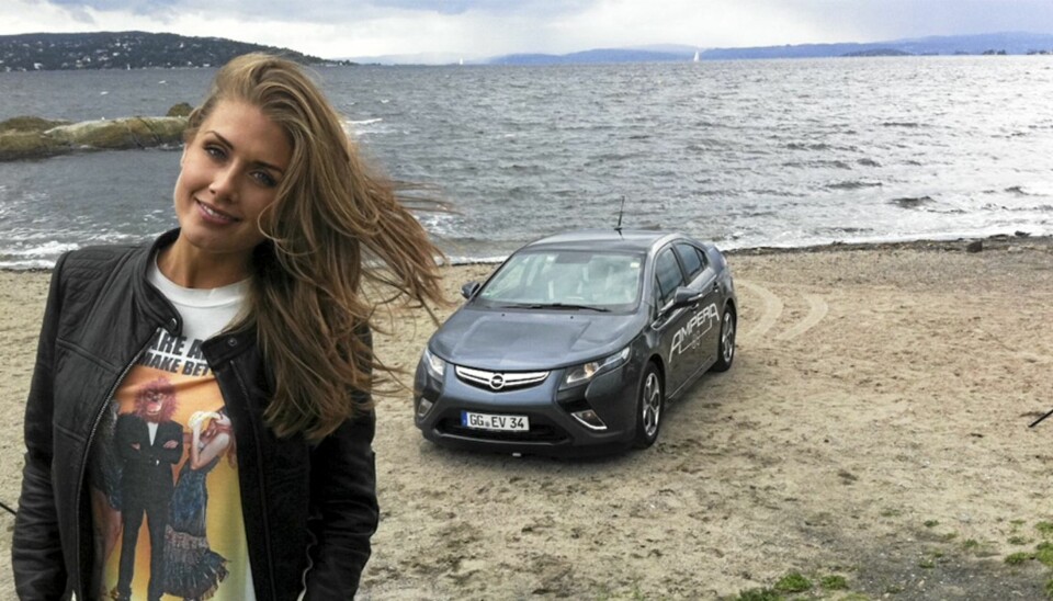 SOLGT TIL AMPERA: - Jeg har alltid hatt lyst til å kjøre elbil, og da jeg så Ampera, var jeg solgt. Nå kan jeg kjøre hjem til mor og far uten å være bekymret for å gå tom for strøm. Det gjør denne bilen maksimal for meg, sier Tone via Opel.