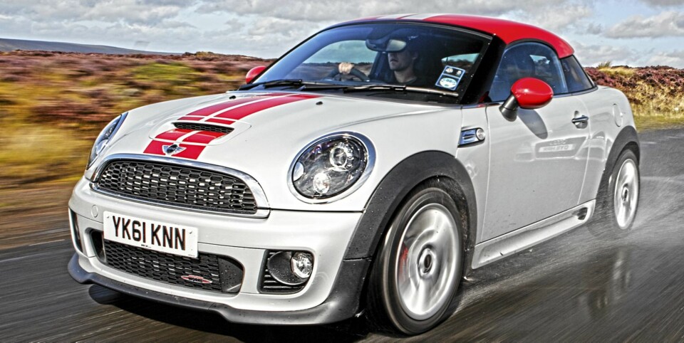 Mini med hjelm. Eller er det en baseball-cap bak-fram?