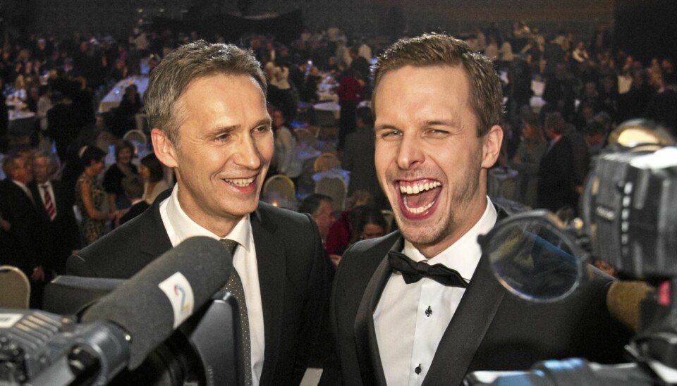 STATISTMINISTER: Alexander Dale Oen jublet etter å ha fått to priser under Idrettsgallaen. Her sammen med statsminister Jens Stoltenberg, som havnet i skyggen av det lerke-lykkelige svømmeesset.