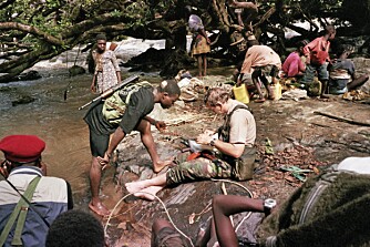 Leiesoldat Nick har stanset på en øy i Via, Liberia for å yte førstehjelp til en såret opprørskommandant.