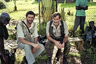 Den beryktede leiesoldaten Nick du Toit tar en pust i bakken i Tubmanburg i 2002. Til venstre journalisten og forfatteren James Brabazon.