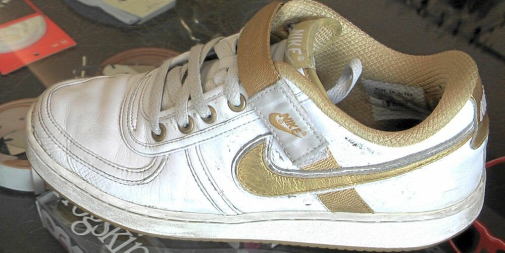 FØR OG ETTER: Til venstre på skoen ser vi hvordan skosålen så ut før den ble vasket, til høyre på sålen ser vi hvordan den ble etter vask.