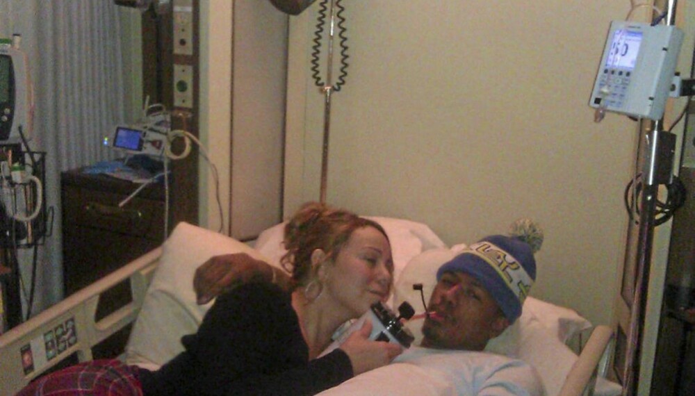 LAY BY YOUR MAN: Mariah Carey publiserte dette bildet fra sykehuset, hvor hun sørger for at ektemannen Nick Cannon holder seg varm på hodet og får i seg nok væske.