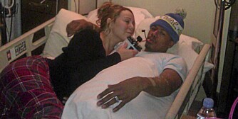 LAY BY YOUR MAN: Mariah Carey publiserte dette bildet fra sykehuset, hvor hun sørger for at ektemannen Nick Cannon holder seg varm på hodet og får i seg nok væske.