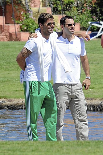 KJÆRESTER: Ricky Martin og Carlos Gonzàlez Abella under en miniferie i Europa i høst. Latino-stjernen er svært takknemlig for den spanske ekteskapslovgivningen som gir ham anledning til å gifte seg med den han elsker.