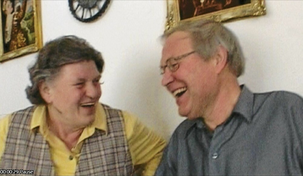 Arne og Elfriede deler en god latter. Bildet er fra et innslag NRK lagde i forbindelse med VM i 2005.