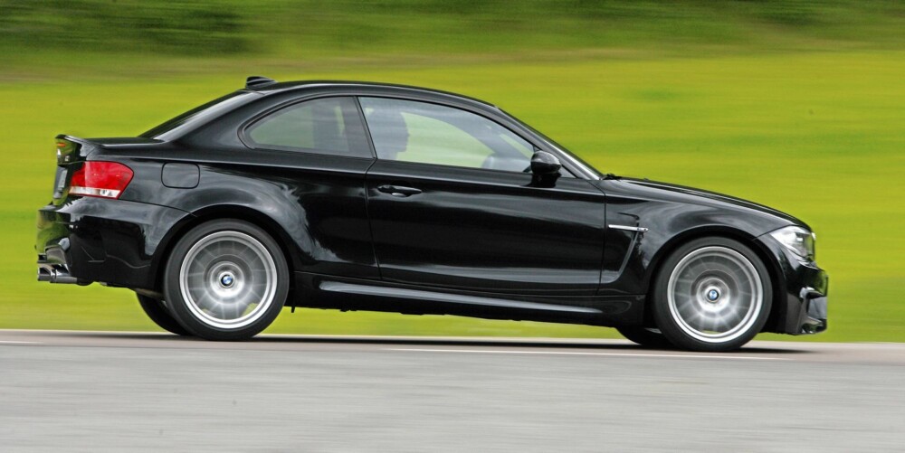 MEGET RASK: 1M Coupé er en av de raskeste bilene vi har testet på norsk jord. Nesten like rask i mellomakselerasjon som superbilene Mercedes SLS og Audi R8 V10. MEGET RASK: 1M Coupé er en av de raskeste bilene vi har testet på norsk jord. Nesten like rask i mellomakselerasjon som superbilene Mercedes SLS og Audi R8 V10.