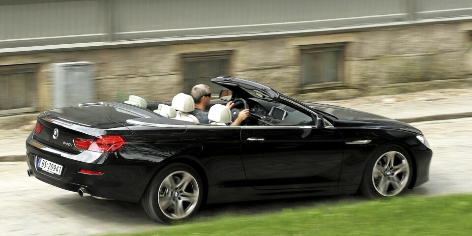 POSØR: Vær forberedt på mange lange blikk hvis du får anledning til å kjøre en BMW 640i kabriolet. Kombinasjonen av svart lakk og hvitt skinninteriør er sober. FOTO: Egil Nordlien, HM Foto