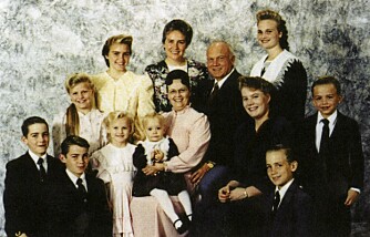 Dette er et bilde av Elissas far med sine tre koner og de yngste i søskenflokken. Bildet er tatt i 1996.